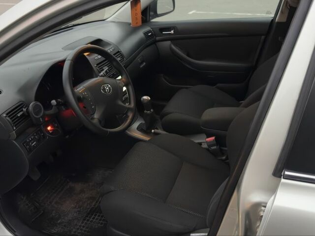 Серый Тойота Авенсис, объемом двигателя 1.8 л и пробегом 279 тыс. км за 6300 $, фото 1 на Automoto.ua
