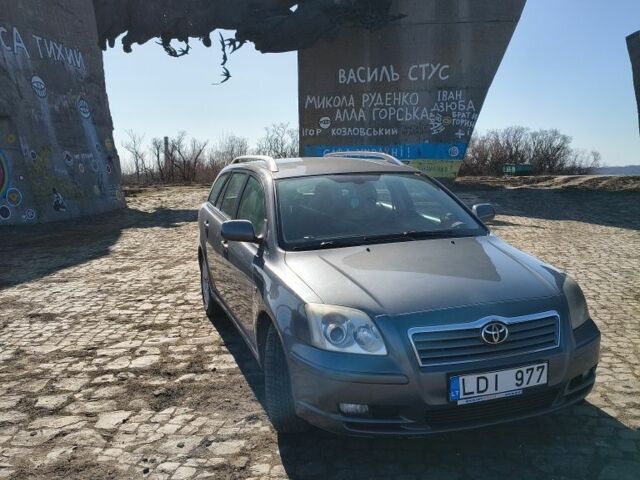 Серый Тойота Авенсис, объемом двигателя 2 л и пробегом 300 тыс. км за 2700 $, фото 1 на Automoto.ua