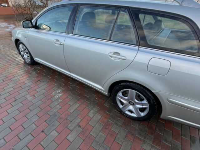 Серый Тойота Авенсис, объемом двигателя 2 л и пробегом 430 тыс. км за 5200 $, фото 1 на Automoto.ua