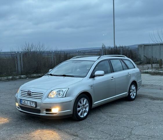 Серый Тойота Авенсис, объемом двигателя 2 л и пробегом 300 тыс. км за 2950 $, фото 1 на Automoto.ua