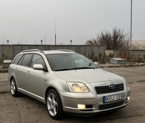 Серый Тойота Авенсис, объемом двигателя 2 л и пробегом 300 тыс. км за 3250 $, фото 1 на Automoto.ua