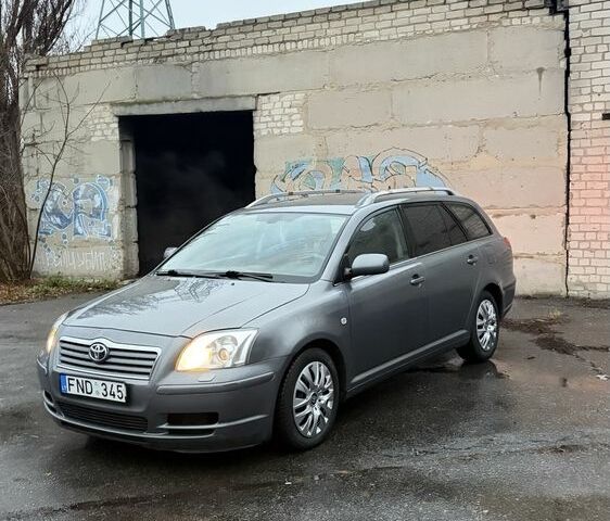 Серый Тойота Авенсис, объемом двигателя 2 л и пробегом 300 тыс. км за 3150 $, фото 1 на Automoto.ua