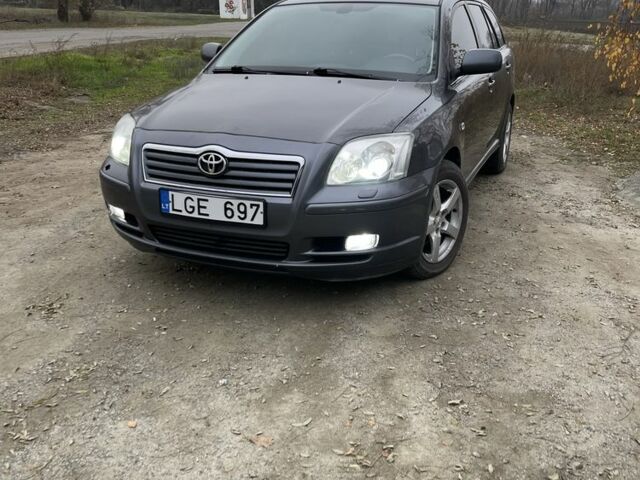 Серый Тойота Авенсис, объемом двигателя 2 л и пробегом 300 тыс. км за 2600 $, фото 1 на Automoto.ua