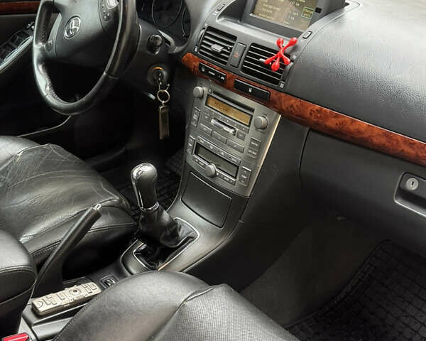 Серый Тойота Авенсис, объемом двигателя 2 л и пробегом 303 тыс. км за 6500 $, фото 1 на Automoto.ua