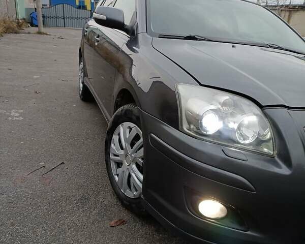 Серый Тойота Авенсис, объемом двигателя 2.2 л и пробегом 285 тыс. км за 5000 $, фото 1 на Automoto.ua