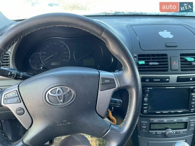 Серый Тойота Авенсис, объемом двигателя 2.2 л и пробегом 229 тыс. км за 6500 $, фото 1 на Automoto.ua