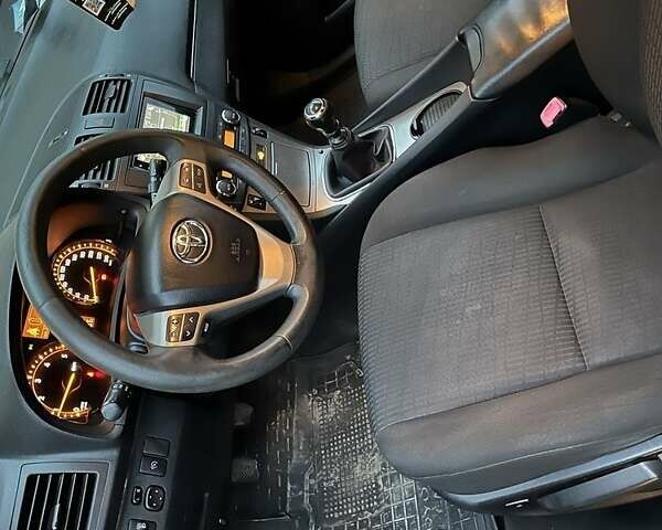 Серый Тойота Авенсис, объемом двигателя 2 л и пробегом 277 тыс. км за 8500 $, фото 1 на Automoto.ua