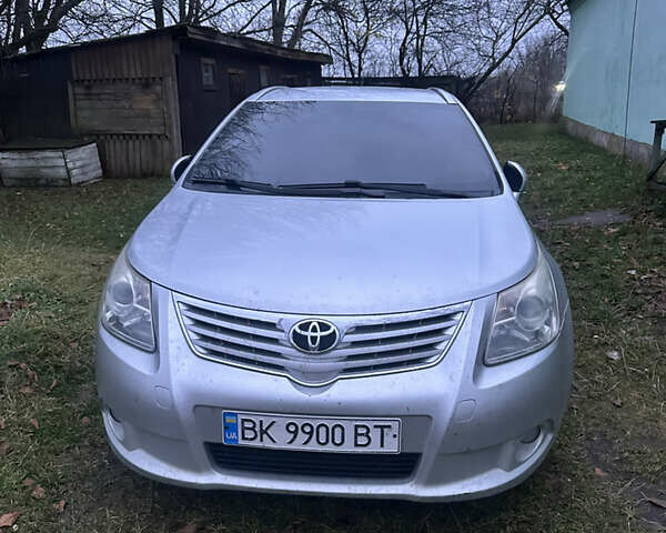 Серый Тойота Авенсис, объемом двигателя 2 л и пробегом 357 тыс. км за 6000 $, фото 1 на Automoto.ua