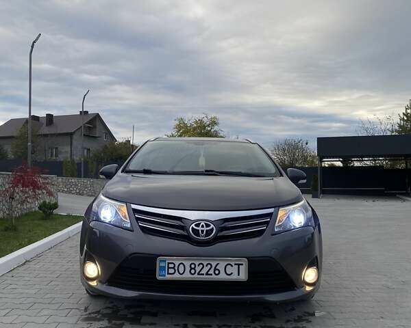 Серый Тойота Авенсис, объемом двигателя 2 л и пробегом 258 тыс. км за 9700 $, фото 1 на Automoto.ua