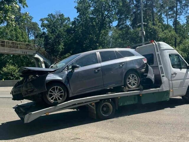 Серый Тойота Авенсис, объемом двигателя 2 л и пробегом 270 тыс. км за 3300 $, фото 1 на Automoto.ua