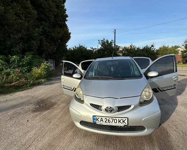 Білий Тойота Айго, об'ємом двигуна 1 л та пробігом 262 тис. км за 4500 $, фото 1 на Automoto.ua