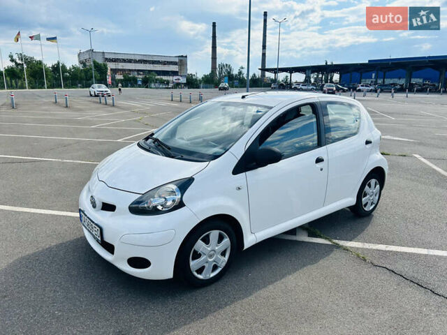 Белый Тойота Айго, объемом двигателя 1 л и пробегом 125 тыс. км за 5400 $, фото 1 на Automoto.ua