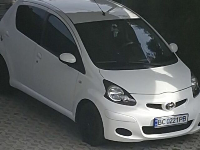 Білий Тойота Айго, об'ємом двигуна 1 л та пробігом 139 тис. км за 5544 $, фото 1 на Automoto.ua