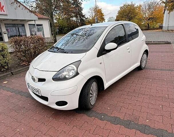 Белый Тойота Айго, объемом двигателя 1 л и пробегом 130 тыс. км за 4500 $, фото 1 на Automoto.ua