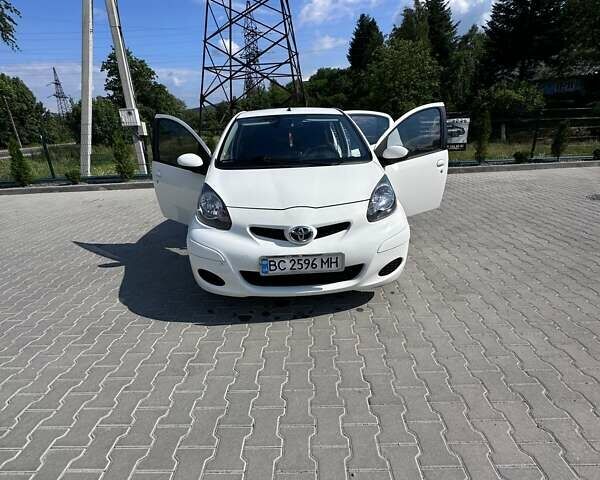 Белый Тойота Айго, объемом двигателя 1 л и пробегом 170 тыс. км за 4800 $, фото 1 на Automoto.ua