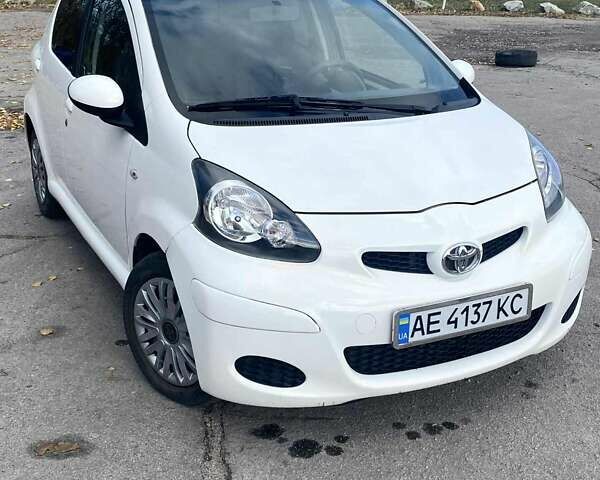Белый Тойота Айго, объемом двигателя 1 л и пробегом 185 тыс. км за 6100 $, фото 1 на Automoto.ua