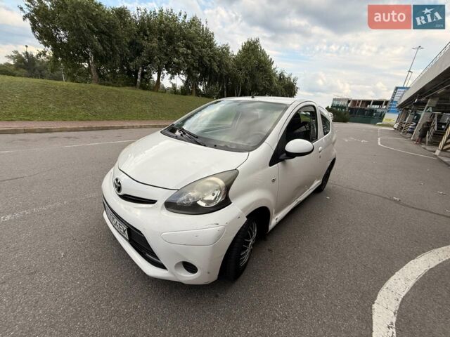 Белый Тойота Айго, объемом двигателя 1 л и пробегом 242 тыс. км за 4000 $, фото 1 на Automoto.ua