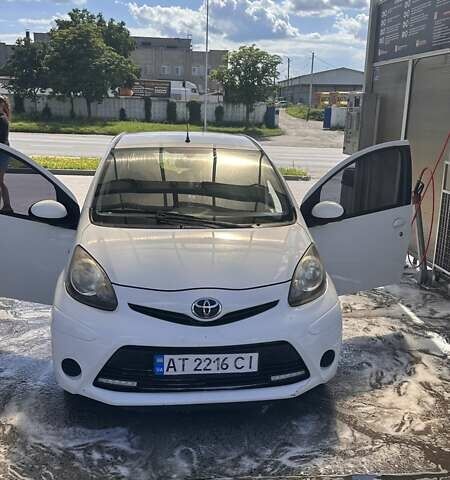 Белый Тойота Айго, объемом двигателя 1 л и пробегом 137 тыс. км за 5000 $, фото 1 на Automoto.ua