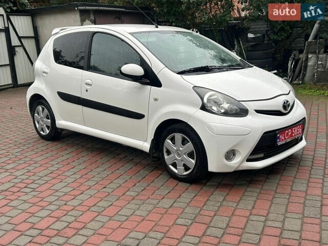 Белый Тойота Айго, объемом двигателя 1 л и пробегом 152 тыс. км за 6200 $, фото 1 на Automoto.ua