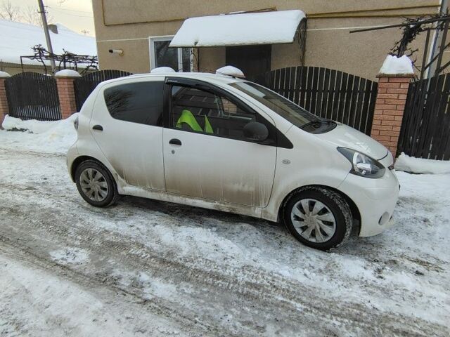 Білий Тойота Айго, об'ємом двигуна 1 л та пробігом 89 тис. км за 5600 $, фото 1 на Automoto.ua