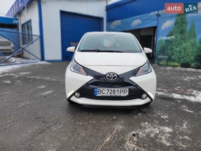 Белый Тойота Айго, объемом двигателя 1 л и пробегом 71 тыс. км за 7500 $, фото 1 на Automoto.ua