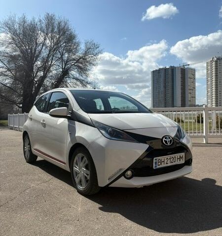 Белый Тойота Айго, объемом двигателя 1 л и пробегом 95 тыс. км за 11000 $, фото 1 на Automoto.ua