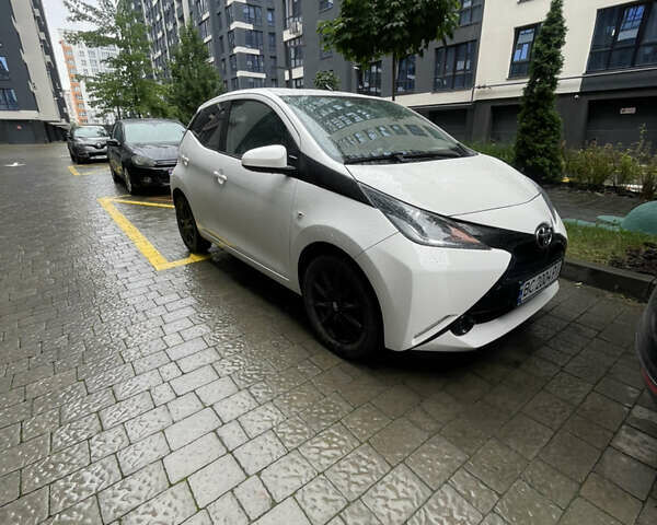 Белый Тойота Айго, объемом двигателя 1 л и пробегом 62 тыс. км за 9000 $, фото 1 на Automoto.ua