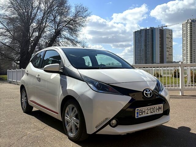 Білий Тойота Айго, об'ємом двигуна 1 л та пробігом 95 тис. км за 11000 $, фото 1 на Automoto.ua