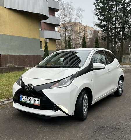 Белый Тойота Айго, объемом двигателя 1 л и пробегом 171 тыс. км за 9200 $, фото 1 на Automoto.ua