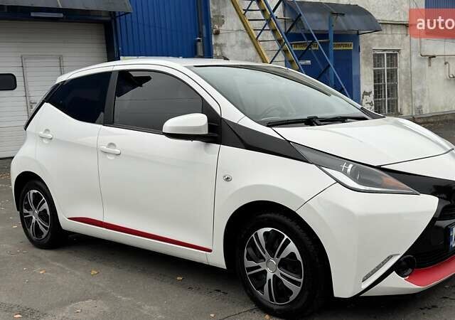 Белый Тойота Айго, объемом двигателя 1 л и пробегом 67 тыс. км за 9500 $, фото 1 на Automoto.ua