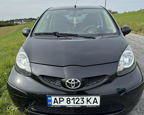 Черный Тойота Айго, объемом двигателя 1 л и пробегом 132 тыс. км за 5650 $, фото 1 на Automoto.ua