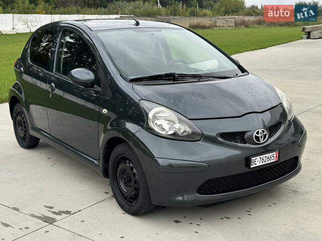 Черный Тойота Айго, объемом двигателя 1 л и пробегом 187 тыс. км за 5300 $, фото 1 на Automoto.ua