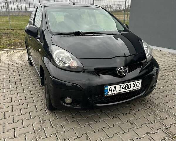 Черный Тойота Айго, объемом двигателя 1 л и пробегом 178 тыс. км за 4000 $, фото 1 на Automoto.ua