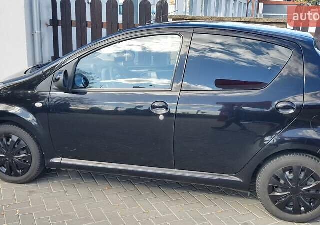 Черный Тойота Айго, объемом двигателя 1 л и пробегом 160 тыс. км за 4500 $, фото 1 на Automoto.ua