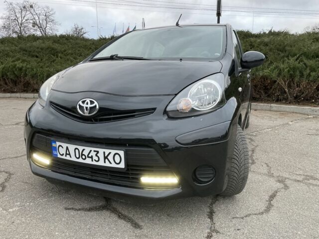 Черный Тойота Айго, объемом двигателя 1 л и пробегом 110 тыс. км за 6764 $, фото 1 на Automoto.ua