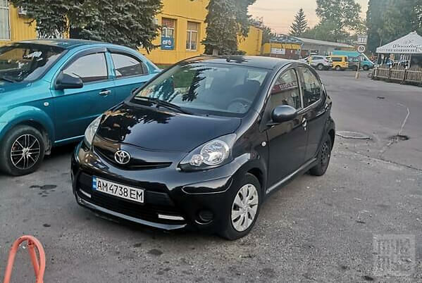 Чорний Тойота Айго, об'ємом двигуна 1 л та пробігом 85 тис. км за 5900 $, фото 1 на Automoto.ua