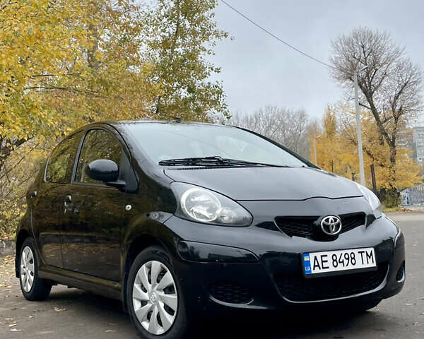 Черный Тойота Айго, объемом двигателя 1 л и пробегом 135 тыс. км за 4900 $, фото 1 на Automoto.ua