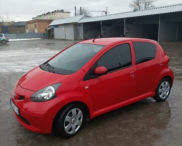 Красный Тойота Айго, объемом двигателя 1 л и пробегом 142 тыс. км за 3900 $, фото 1 на Automoto.ua
