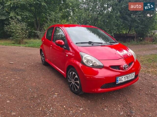 Красный Тойота Айго, объемом двигателя 1 л и пробегом 161 тыс. км за 3200 $, фото 1 на Automoto.ua