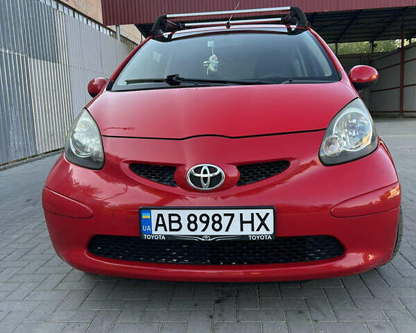 Красный Тойота Айго, объемом двигателя 0.9 л и пробегом 161 тыс. км за 5000 $, фото 1 на Automoto.ua