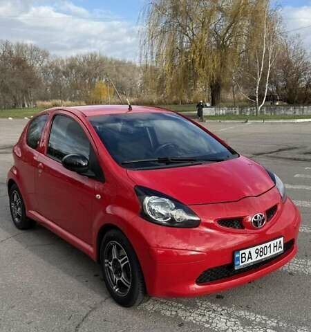 Красный Тойота Айго, объемом двигателя 1 л и пробегом 200 тыс. км за 4300 $, фото 1 на Automoto.ua