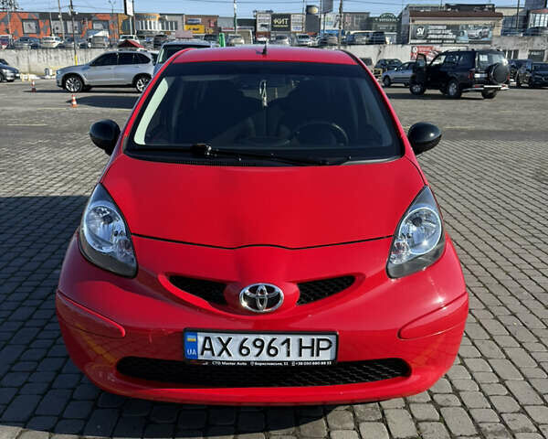 Красный Тойота Айго, объемом двигателя 1 л и пробегом 182 тыс. км за 4600 $, фото 1 на Automoto.ua