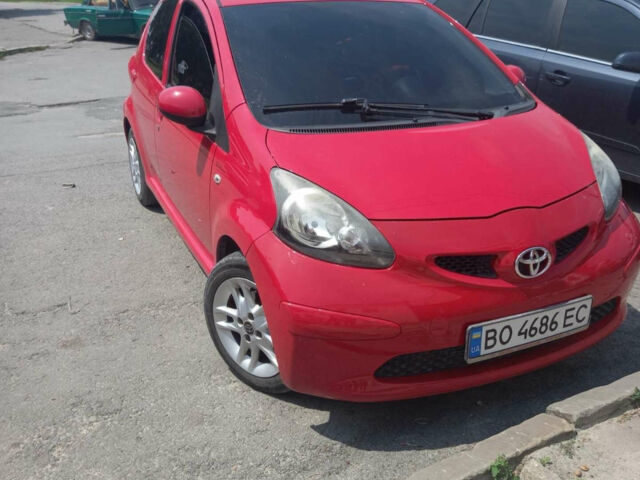 Красный Тойота Айго, объемом двигателя 1 л и пробегом 195 тыс. км за 4800 $, фото 1 на Automoto.ua