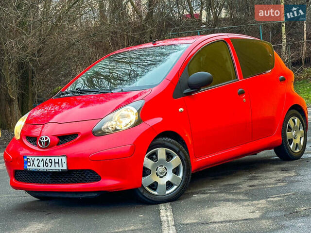 Красный Тойота Айго, объемом двигателя 1 л и пробегом 152 тыс. км за 3777 $, фото 1 на Automoto.ua
