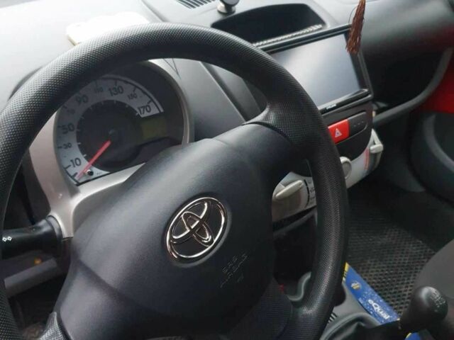 Красный Тойота Айго, объемом двигателя 1 л и пробегом 150 тыс. км за 4600 $, фото 1 на Automoto.ua