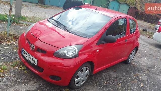 Красный Тойота Айго, объемом двигателя 1 л и пробегом 105 тыс. км за 4500 $, фото 1 на Automoto.ua