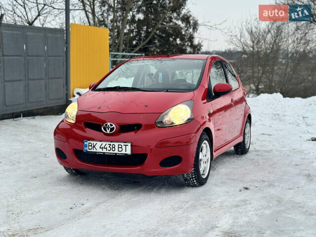 Червоний Тойота Айго, об'ємом двигуна 1 л та пробігом 182 тис. км за 5950 $, фото 1 на Automoto.ua