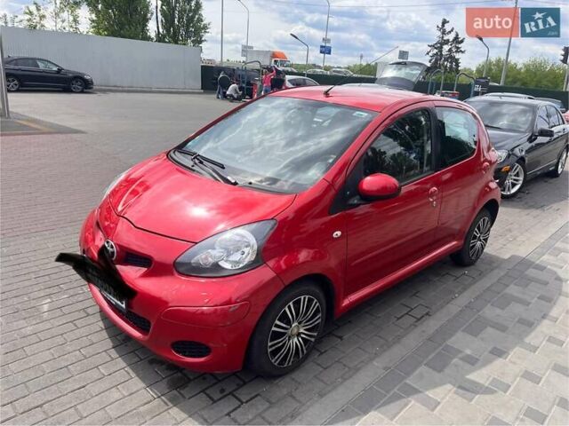 Красный Тойота Айго, объемом двигателя 1 л и пробегом 213 тыс. км за 4700 $, фото 1 на Automoto.ua