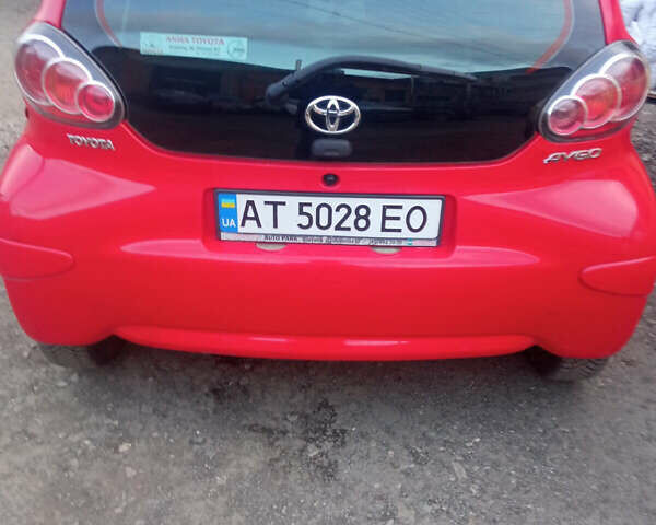 Красный Тойота Айго, объемом двигателя 1 л и пробегом 110 тыс. км за 7200 $, фото 1 на Automoto.ua