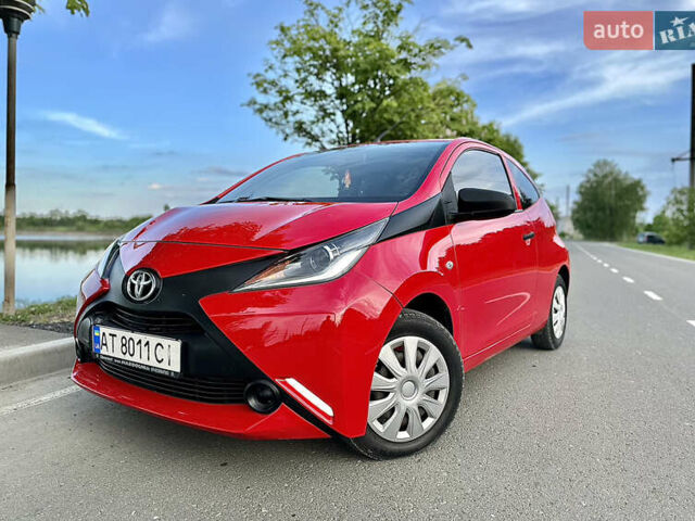 Красный Тойота Айго, объемом двигателя 1 л и пробегом 140 тыс. км за 7500 $, фото 1 на Automoto.ua